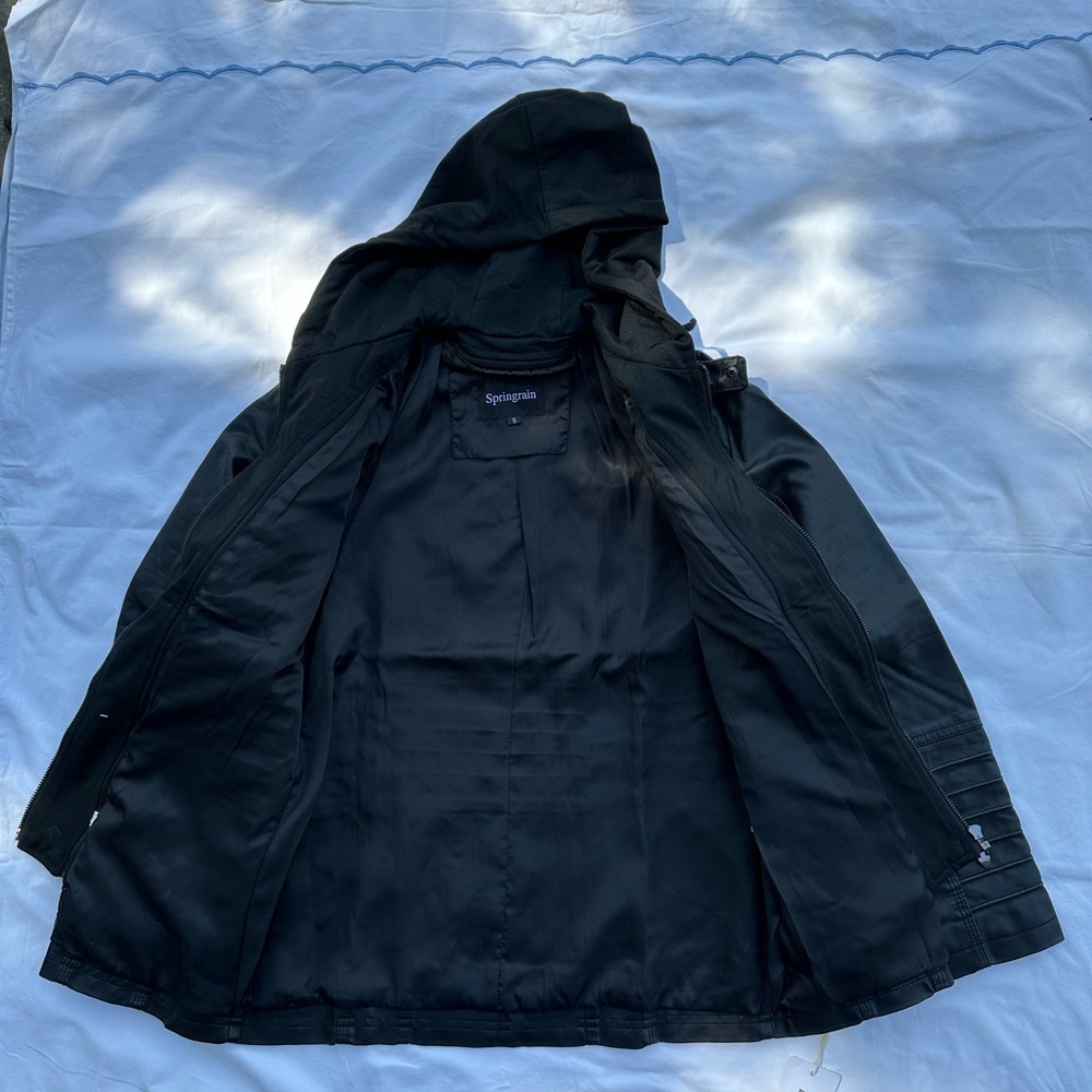 Sleek Black Leather Jacket with Hood and Zipper - Picture 6 of 10